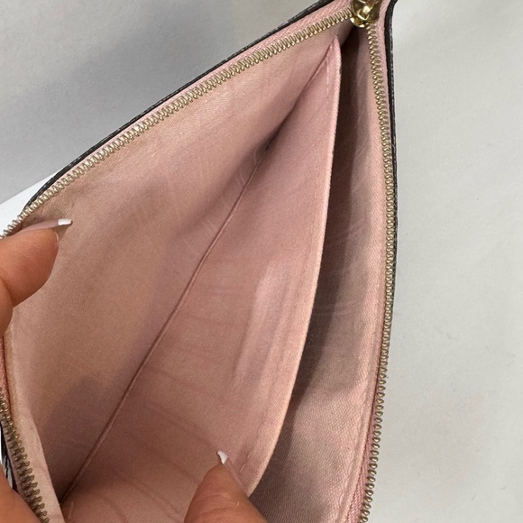 LOUIS VUITTON
Neverfull Pochette Damier Ebene Wristlet Pouch Rose Ballerine - Picture 10 of 12